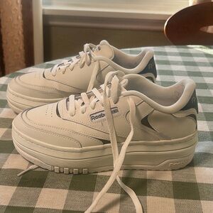 Reebok Club C Extra Sneakers color chalk